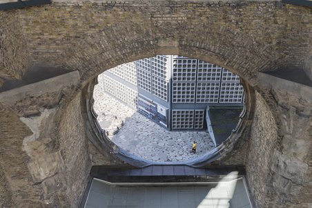 Das Foto zeigt den Blick aus dem Rosettenfenster der Turmruine.