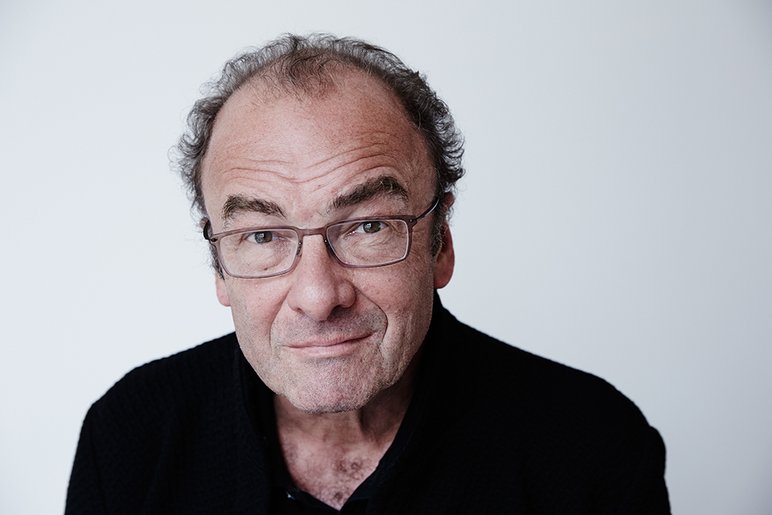 Ein Foto zeigt den Schriftsteller Robert Menasse