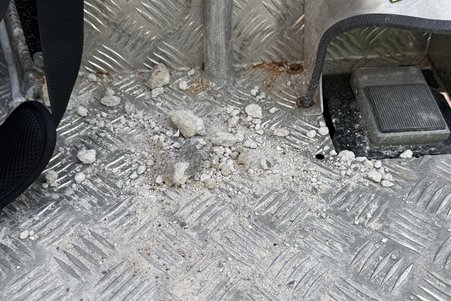 Das Foto zeigt kleine Bruchstücke von der Kirchenwand.