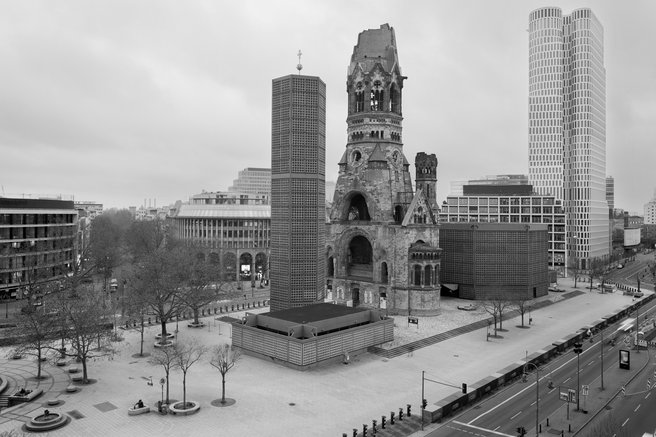 Das Foto zeigt das Kirchenensemble von oben.