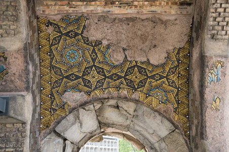 Das Foto zeigt die Überreste von Mosaiken in der Turmruine.