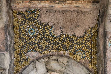 Das Foto zeigt ein paar defekte Mosaiken in der Turmruine.