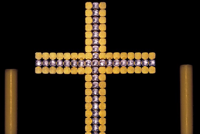 Das Foto zeigt ein Altarkreuz der Kirche.