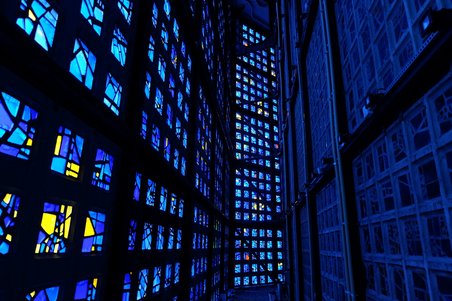 Das Foto zeigt den gang zwischen den zwei Wänden der Kirche. 