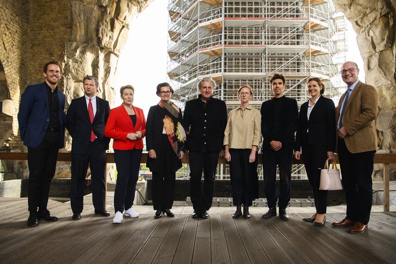 Ein Foto mit Teilnehmer von der Pressekonferenz zum Alten Turm der KWG.
