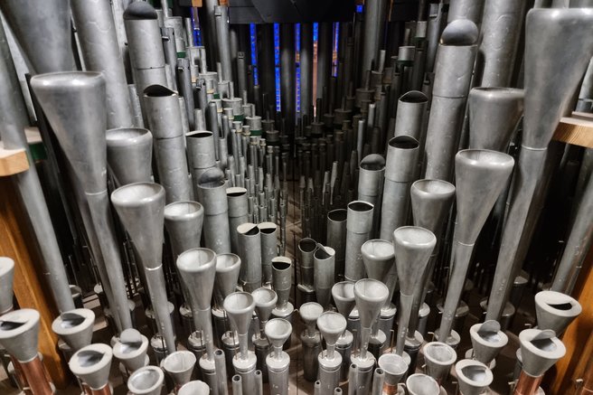 Das Foto zeigt die Orgelpfeifen der Kirche in einer Nahaufnahme.