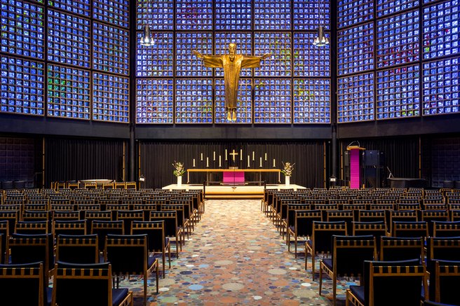 Das Foto zeigt den Altar mit der goldfarbenen Christusfigur.