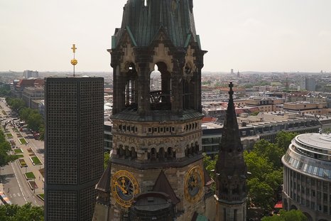 Das Foto zeigt den beschädigten alten und den neuen Glockenturm 