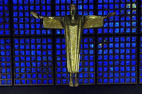 Das Foto zeigt die goldfarbene Christus-Figur in der Kirche. 