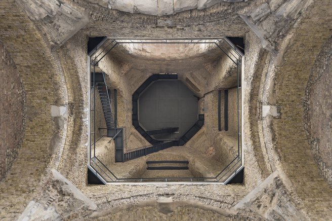 Dieses Bild zeigt das Innere der Turmruine (nach oben fotografiert).
