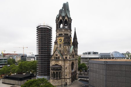 Das Foto zeit das Kirchenensemble von oben. 