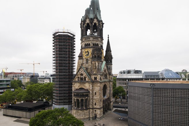 Das Foto zeigt das Kirchenensemble von oben.