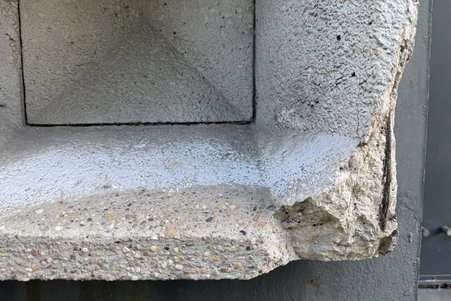 Das Foto zeig eine Wabe mit einem abgebröckelten Betonstück