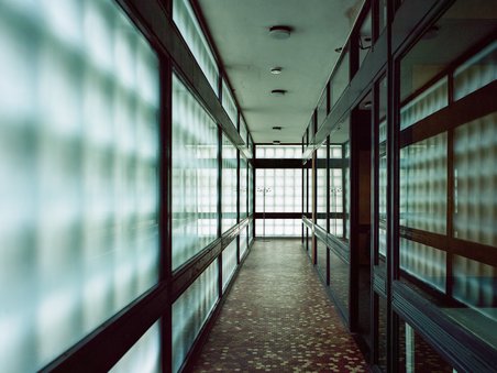 Das Foto zeigt den Innenraum des Foyergebäudes. 