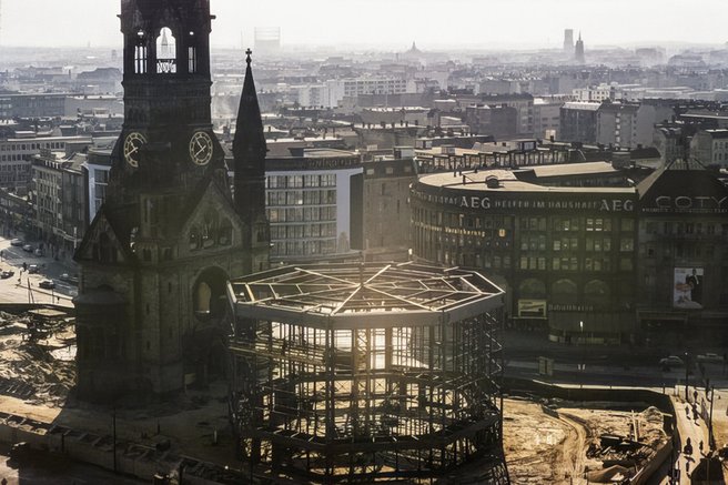Das Foto zeigt die Baustelle des neuen Kirchenensembles.