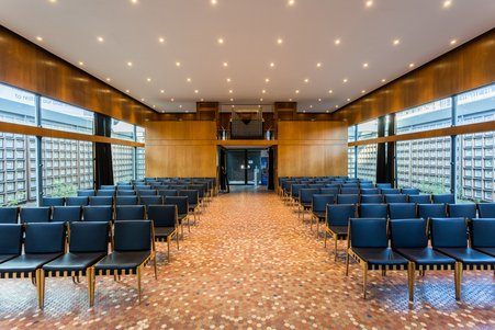Das Foto zeigt die Kapelle von innen. Sie ist mit einer Orgel und den Stühlen von Egon Eiermann ausgestattet.
