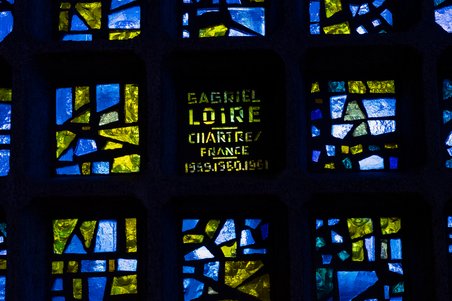 Das Foto zeigt einen Ausschnitt der inneren bunten Glaswand der Kirche.