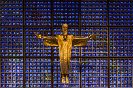 Das Foto zeigt die neue Kirche von innen mit der Christusfigur von Karl Hemmeter. 