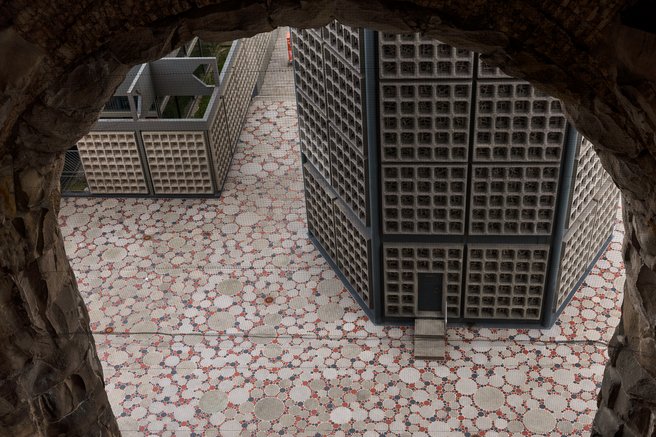 Das Foto zeigt den Blick von oben aus der dem offenen Fenster der Turmruine auf das Podium.