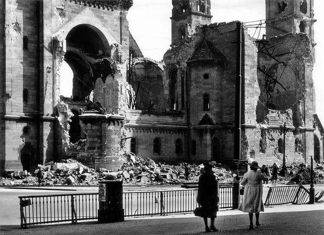 Auf dem Foto zu sehen die zerstörte Kaiser_Wilhelm-Gedächtnis-Kirche