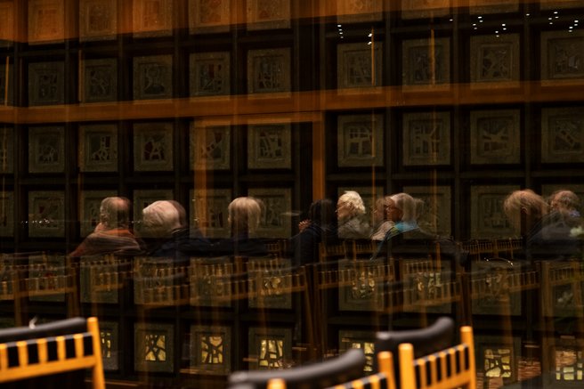 Das Foto zeigt Menschen in der Kapelle.