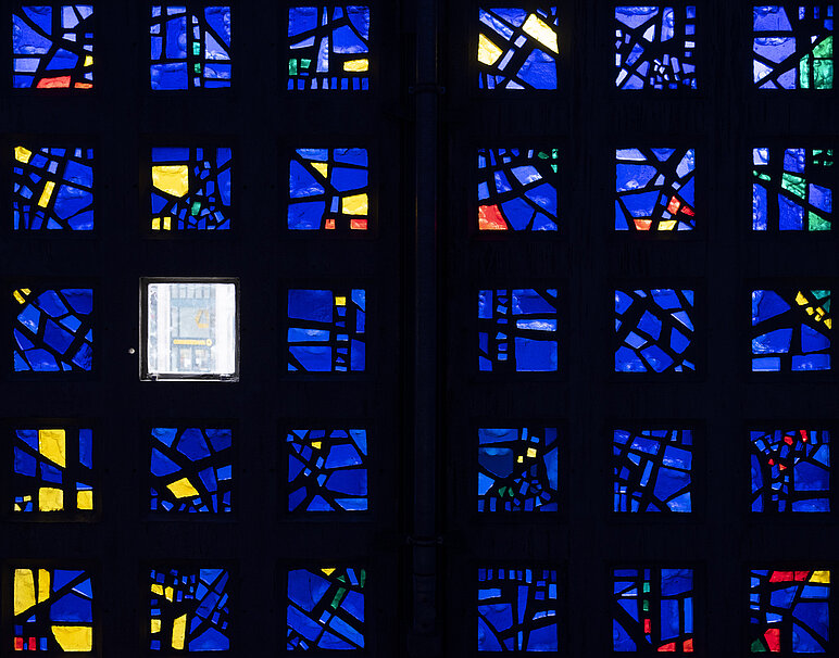 Einzelnes durchsichtiges Fenster umgeben vom blauen Glas