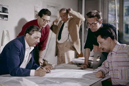 Das Foto zeigt die Architekten um Egon Eiermann bei der Planung. 