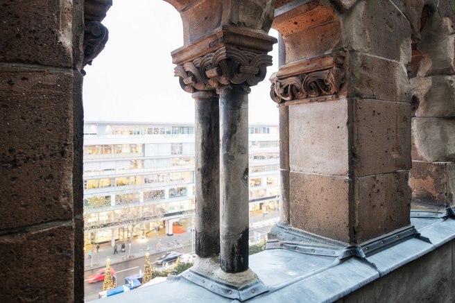 Das Foto zeigt den Blick aus der offenen Turmruine.