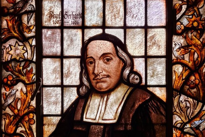 Das Foto zeigt ein Kirchenfenster mit der Darstellung von Paul Gerhardt