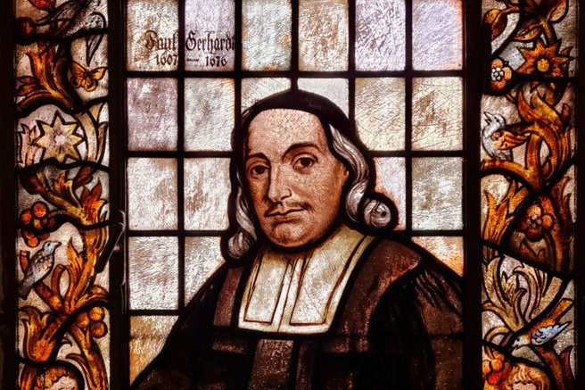 Das Foto zeigt ein Kirchenfenster mit der Darstellung von Paul Gerhardt