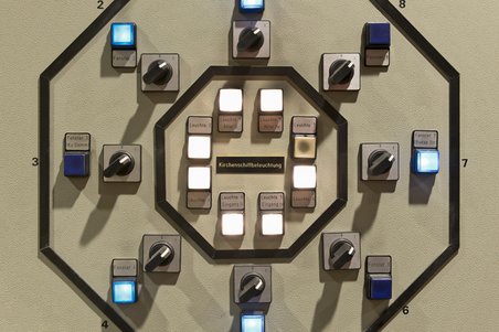 Das Foto zeigt die alte Technikanlage im Keller der Kirche