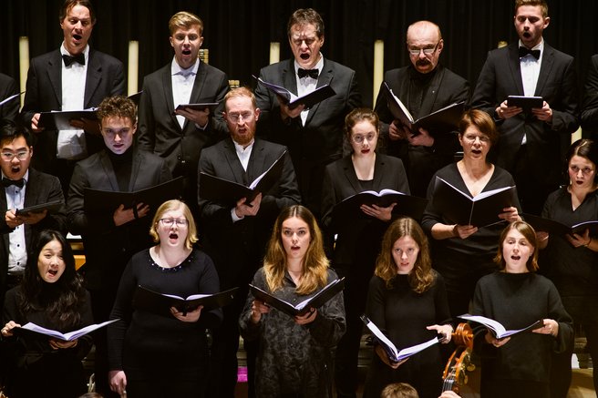 Das Foto zeigt den Kammerchor Memoria in der Kirche.