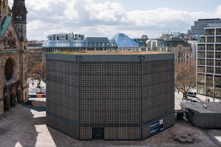 Das Foto zeigt die Kirche von außen mit ihrer oktogonalen Form.