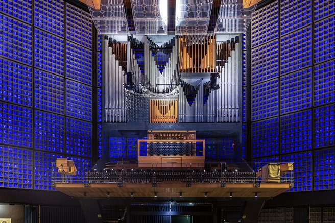 Das Foto zeigt den Kircheninnenraum mit der großen Schuke-Orgel.