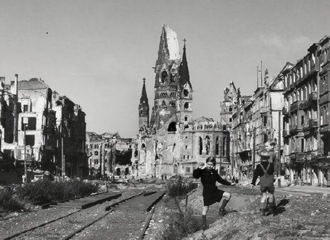 Das Foto zeigt die zerbombte Kirche.