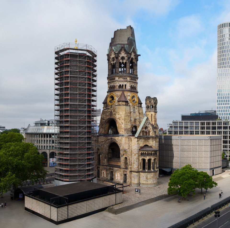 Das Foto zeigt das Kirchenensemble von oben.