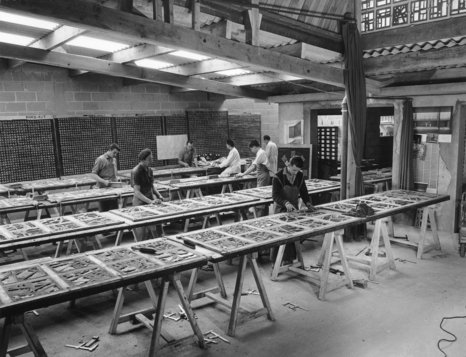 Das historische Foto zeigt wie die Bentonglasfenter in Chartres hergestellt wurden