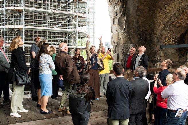 Das Foto zeigt eine Gruppenführung in der alten Turmruine.