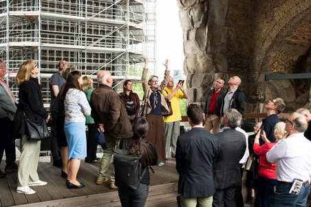 Das Foto zeigt eine Gruppe während einer Führung in der Turmruine.