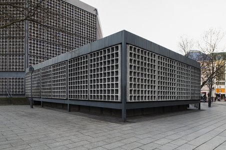 Das Foto zeigt das kleine Foyer-Haus vor der Kirche.