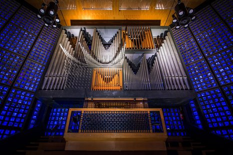 Das Foto zeigt die Schuke-Orgel, die ebenfalls von dem Architekten mitgestaltet wurde und sich durch spanische Trompeten auszeichnet. 