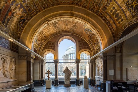 Das Foto zeigt die Eingangshalle in der Turmruine, die mit Mosaiken ausgekleidet ist.