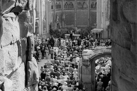 Das Foto zeigt die Kirchengemeinde in der zerstörten Kirche bei einem Gottesdienst.
