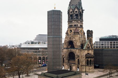 Das Foto zeigt den oberen Teil des sechseckigen Glockenturms.