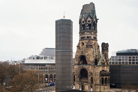 Das Foto zeigt den oberen Teil des sechseckigen Glockenturms.
