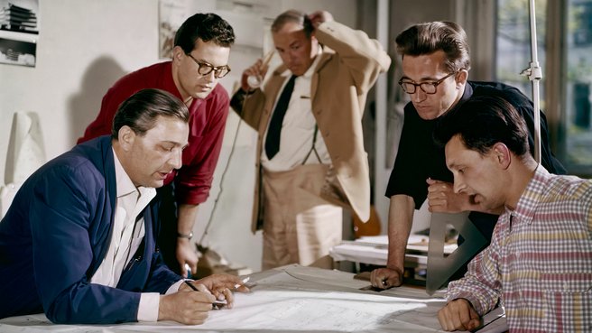 Das Foto zeigt die Architekten um Egon Eiermann bei der Planung. 