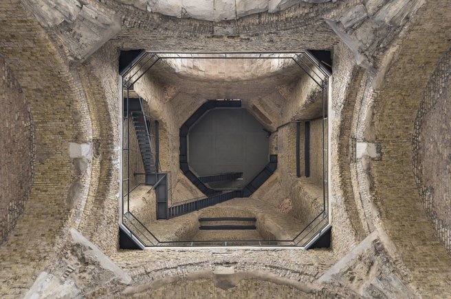 Das Foto zeigt den Blick von unten bis nach oben in die Turmspitze der Ruine.