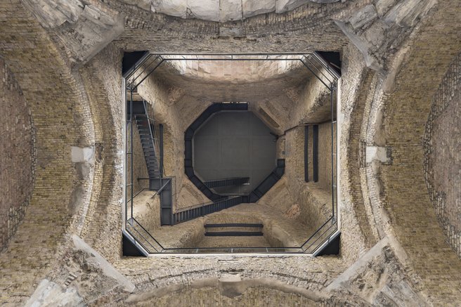 Das Foto zeigt den Blick in die innere Turmruine.
