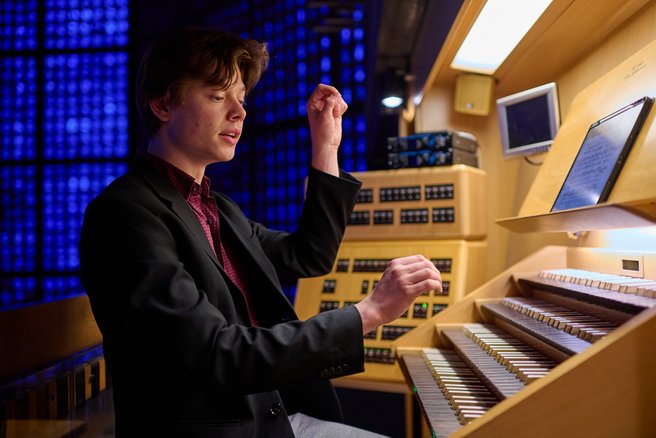 Das Foto zeigt den Organisten an der Schuke-Orgel der Kirche.