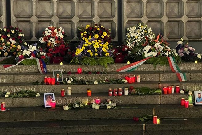 Das Foto zeigt den Ort des Anschlags mit Blumen und Kerzen.